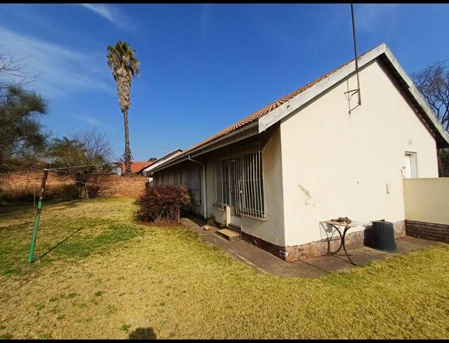 3 BEDROOM HOUSE FOR SALE IN DERSLEY